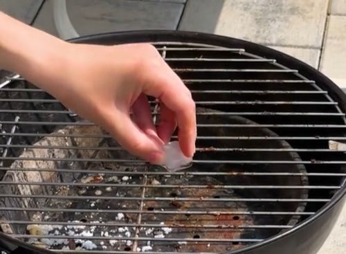 Tak odświeżysz grill po zimie. Bez chemii i szorowania