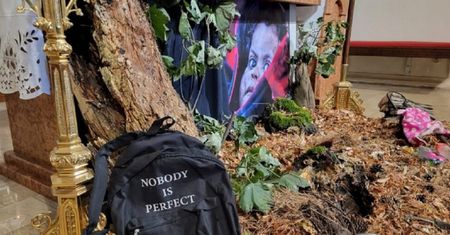 Taki widok w polskim kościele. Przy ołtarzu rękawiczki i zabawki