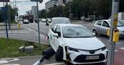Warszawa: Kierowca Toyoty przewozu osób uderzył w sygnalizator i uciekł pieszo