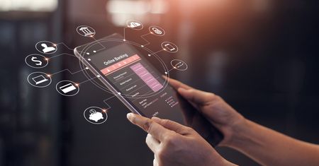 20 lat bankowości mobilnej. Od wirtualnych oddziałów do banku w telefonie