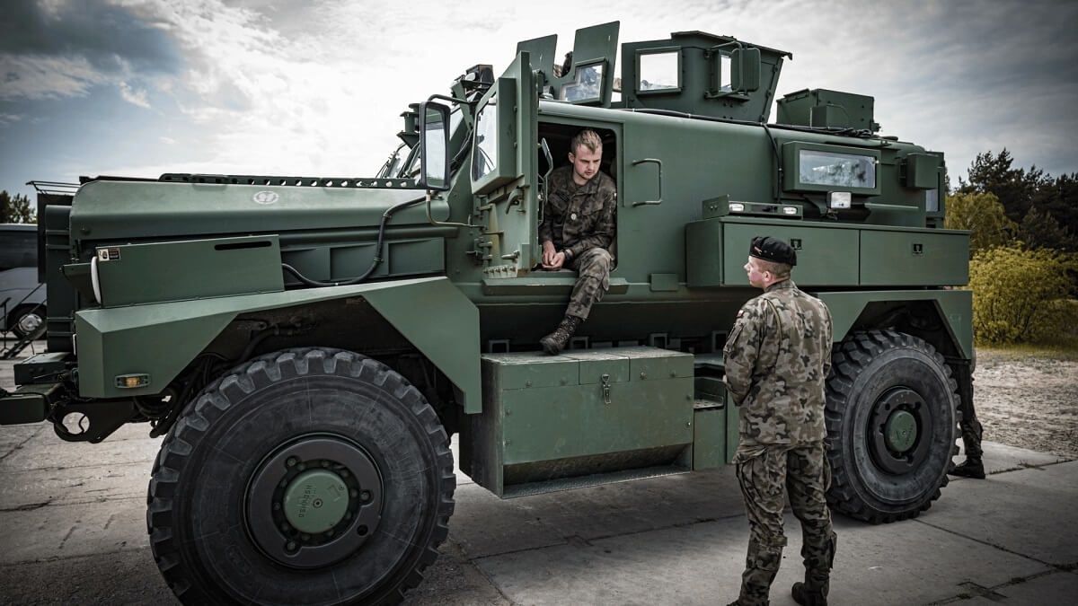 pojazd militarny, żołnierze