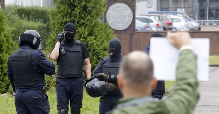 Białoruś. Zatrzymania dziennikarzy przed protestem w Mińsku. Wśród nich korespondent "Faktów" TVN Andrzej Zaucha. Dziennikarz został wypuszczony