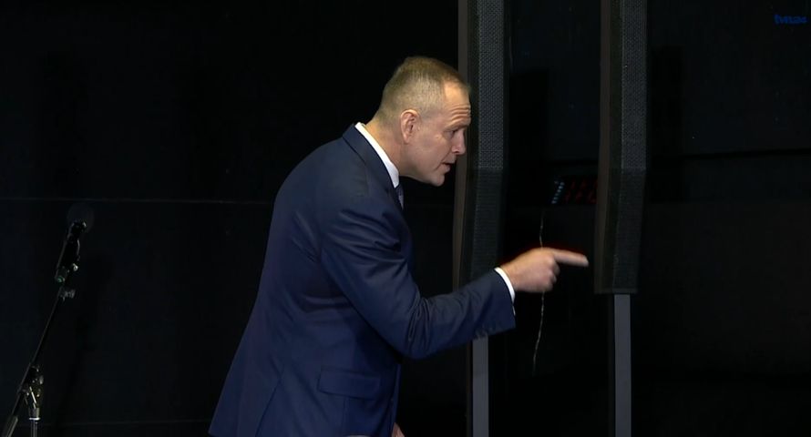 Prezydent wymachiwał dziennikarzowi TVN palcem. "Pan się ogarnie i słucha"