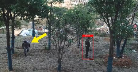 Chińscy studenci opracowali "pelerynę niewidkę", by ukryć się przed monitoringiem