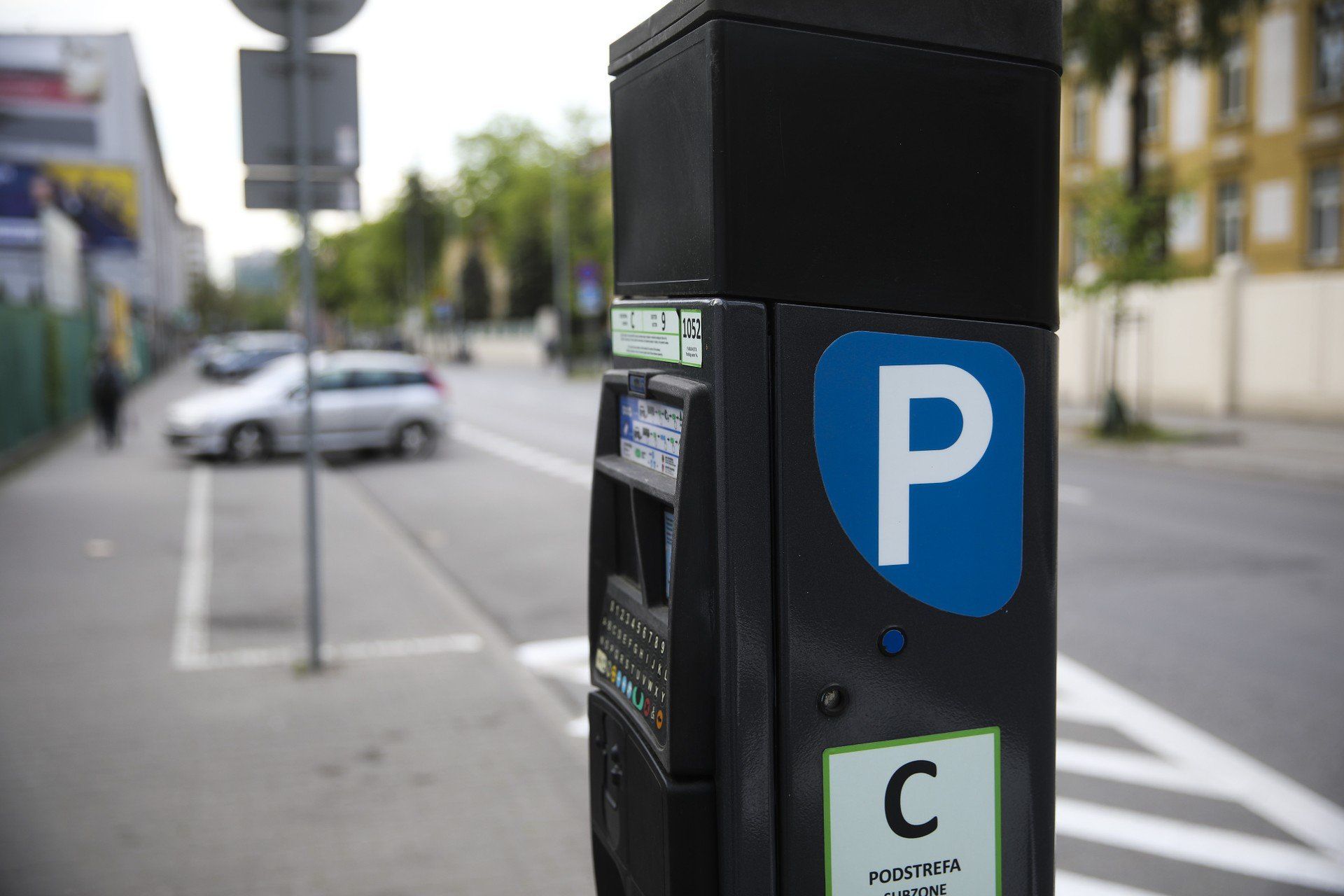 Na szczęście na mieście zapłacić można za parkowanie również przy użyciu tradycyjnych parkomatów...