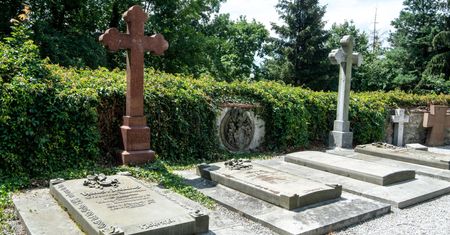 Wszystkich świętych w cieniu koronawirusa. Kościół obostrzenia uzależnia od zaleceń władzy. Rząd na razie bez wiążących decyzji