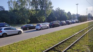 Łódź: Korki na Teofilowie wydłużają się z każdym dniem. Czy miasto ma plan na ich rozładowanie? Tak - rozkopać Traktorową...