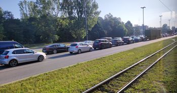Łódź: Korki na Teofilowie wydłużają się z każdym dniem. Czy miasto ma plan na ich rozładowanie? Tak - rozkopać Traktorową...