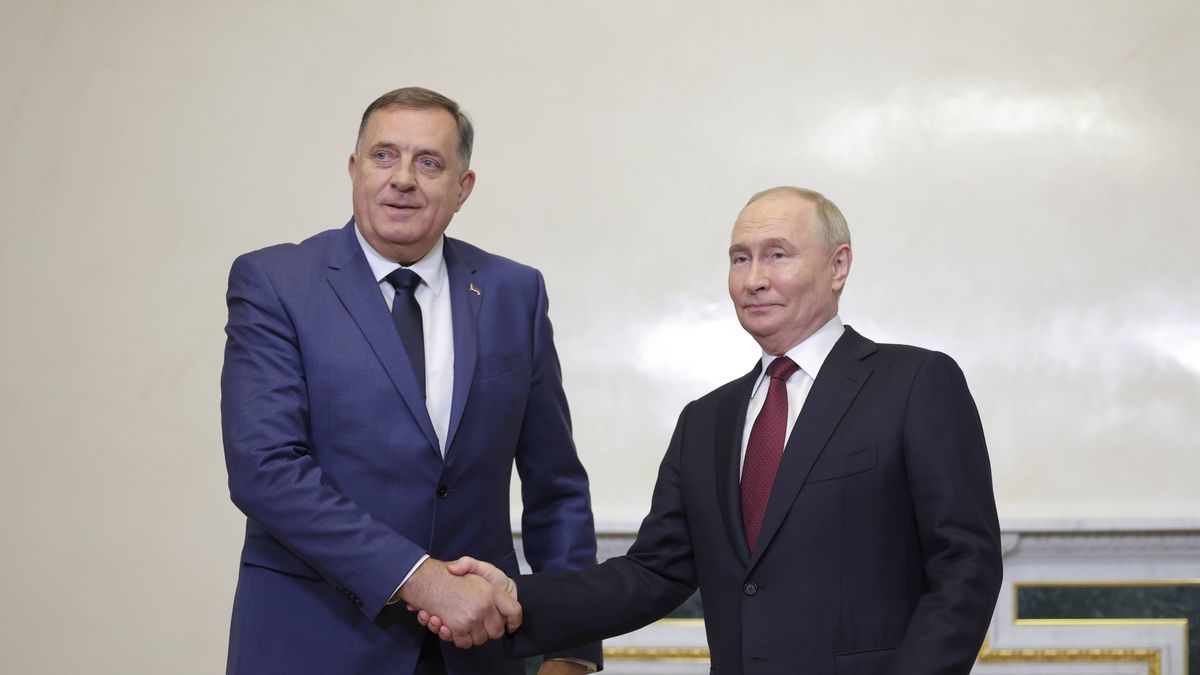 27th St. Petersburg International Economic Forum (SPIEF)
epa11394047 Russia's President Vladimir Putin (R) shakes hands with President of Republika Srpska (Serb Republic) Milorad Dodik during a meeting on the sidelines of the St. Petersburg International Economic Forum (SPIEF) in St.Petersburg, Russia, 06 June 2024. The 27th St.Petersburg International Economic Forum takes place in St. Petersburg from 05 until 08 June 2024.  EPA/ANTON VAGANOV / POOL 
Dostawca: PAP/EPA.
ANTON VAGANOV / POOL