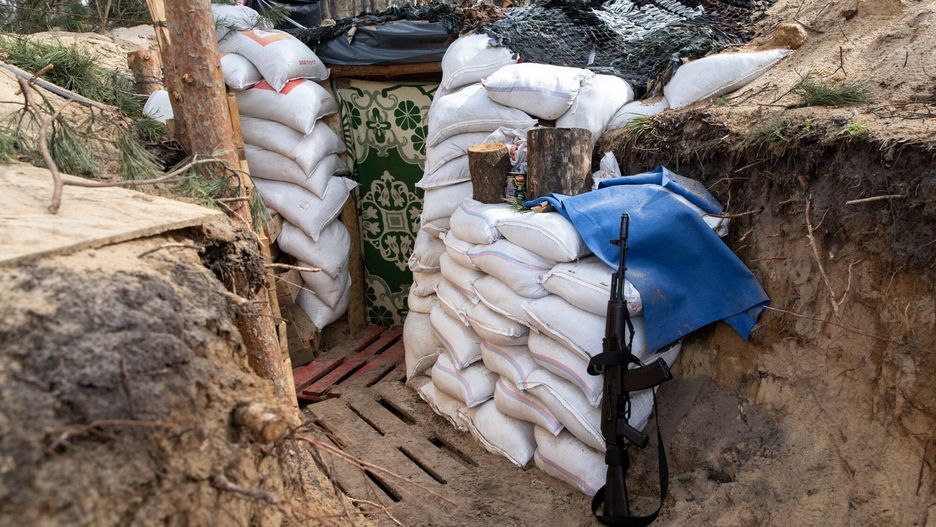 Wojna w Ukrainie - ?ycie w okopach w obwodzie kijowskimMandatory Credit: Photo by Alex Chan Tsz Yuk/SOPA Images/Shutterstock (12893549t)  A rifle placed inside the trenches built by the Ukrainian army. As Russia retreated from Kyiv Oblast, and now concentrates the offensive in the eastern part of Ukraine, Alexander (48), Sergey (42), Andrew (41), Oleg (31) and their battalion might send to the Eastern part of Ukraine in a few days to join the battle operation.  Life in trenches in Kyiv Oblast, Ukraine - 12 Apr 2022Alex Chan Tsz Yuk/SOPA Images/Shutterstock