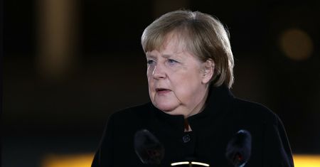 Angela Merkel przerywa milczenie. Podtrzymuje swoją decyzję z 2008 roku