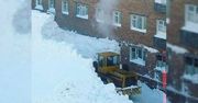 Niesamowite zdjęcia z Norylska. Spadło tam tyle śniegu, że ludzie nie mogą się odkopać