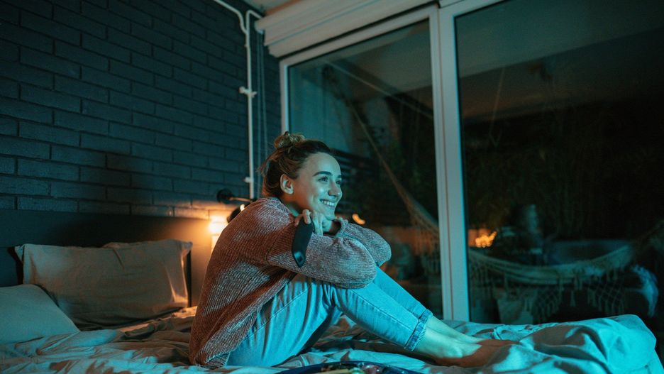 Oglądanie telewizji lub korzystanie ze smartphonu w nocy jest niebezpieczne między innymi dla serca