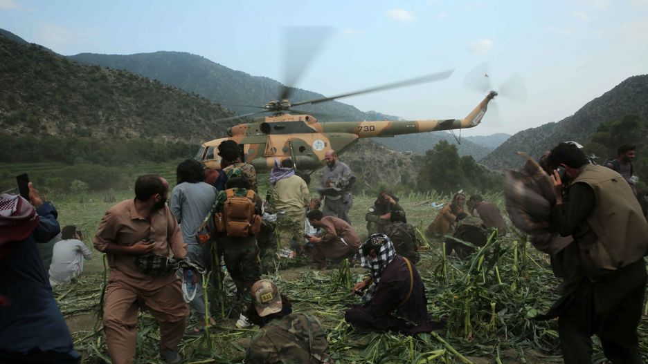 epaselect epa12344224 A Taliban military helicopter transports injured victims after an earthquake in Kunar, Afghanistan, 01 September 2025. At least 800 people have been killed and some 2,000 injured after a shallow magnitude-6.0 earthquake and several aftershocks shook Nangarhar and Kunar in eastern Afghanistan overnight, officials reported on 01 September 2025. EPA/SAMIULLAH POPAL Dostawca: PAP/EPA.