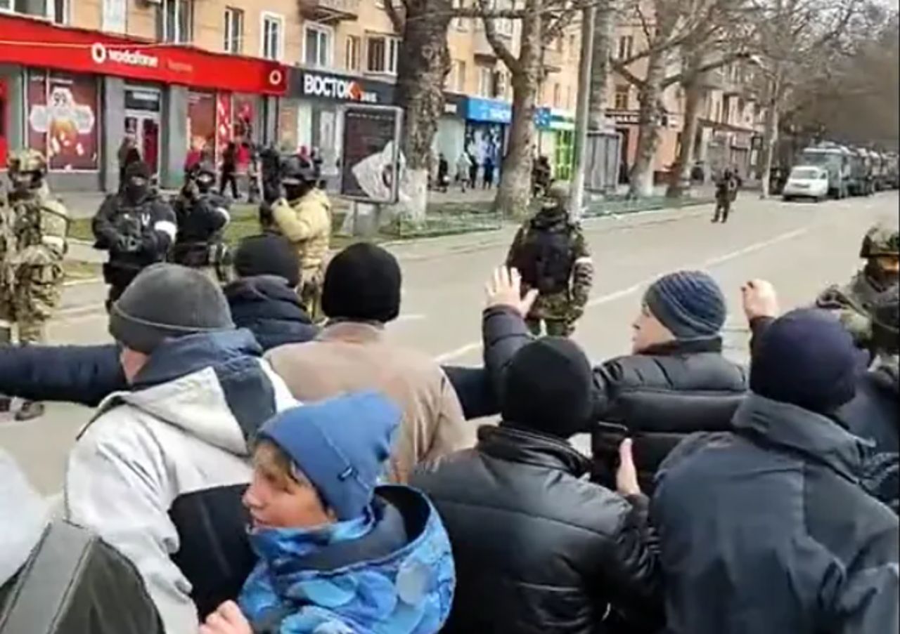 Demonstracja przeciwko rosyjskiej okupacji w Chersoniu. W ruch poszły granaty dymne
