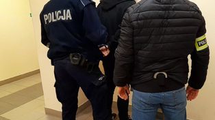 Syn podejrzany o znęcanie się nad 85-letnią matką. Agresor musiał opuścić mieszkanie