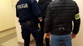 Syn podejrzany o znęcanie się nad 85-letnią matką. Agresor musiał opuścić mieszkanie