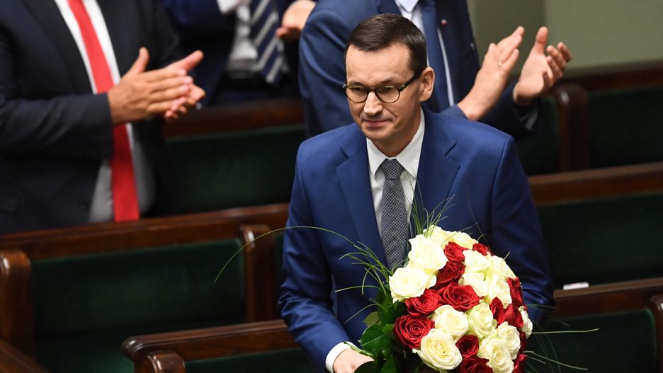 Mateusz Morawiecki z kwiatami w Sejmie.