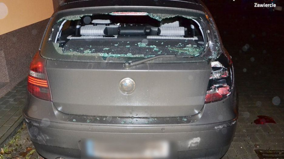 Dla 27-latki manewr cofania na jednym z parkingów w Zawierciu okazał się zbyt trudny. 