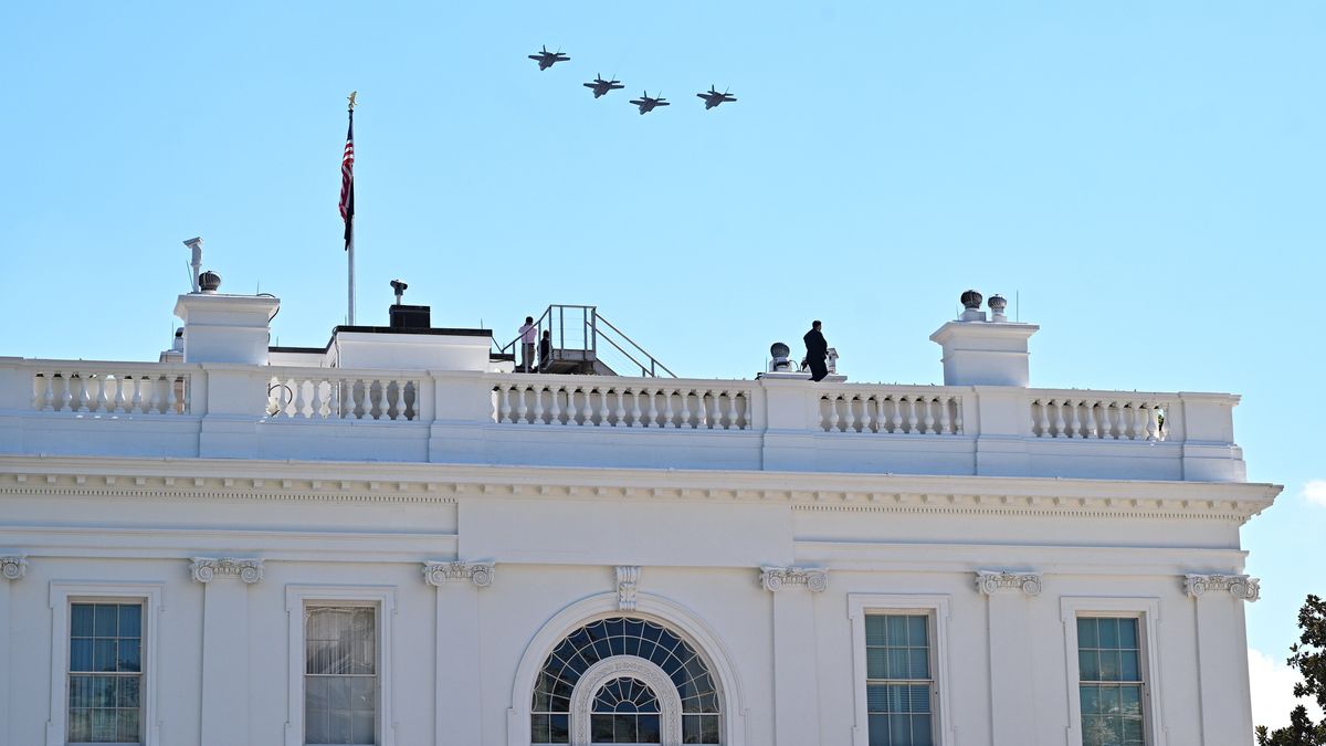 Waszyngton, USA, 03.09.2025. Pokaz lotniczy nad Białym Domem w Waszyngtonie podczas powitania prezydenta RP Karola Nawrockiego przez prezydenta USA Donalda Trumpa, 3 bm. Prezydent Nawrocki przebywa z wizytą w Stanach Zjednoczonych Ameryki. (jm) PAP/Radek Pietruszka