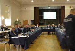 Awantura o szkołę pod Puckiem. Policja studziła nastroje mieszkańców