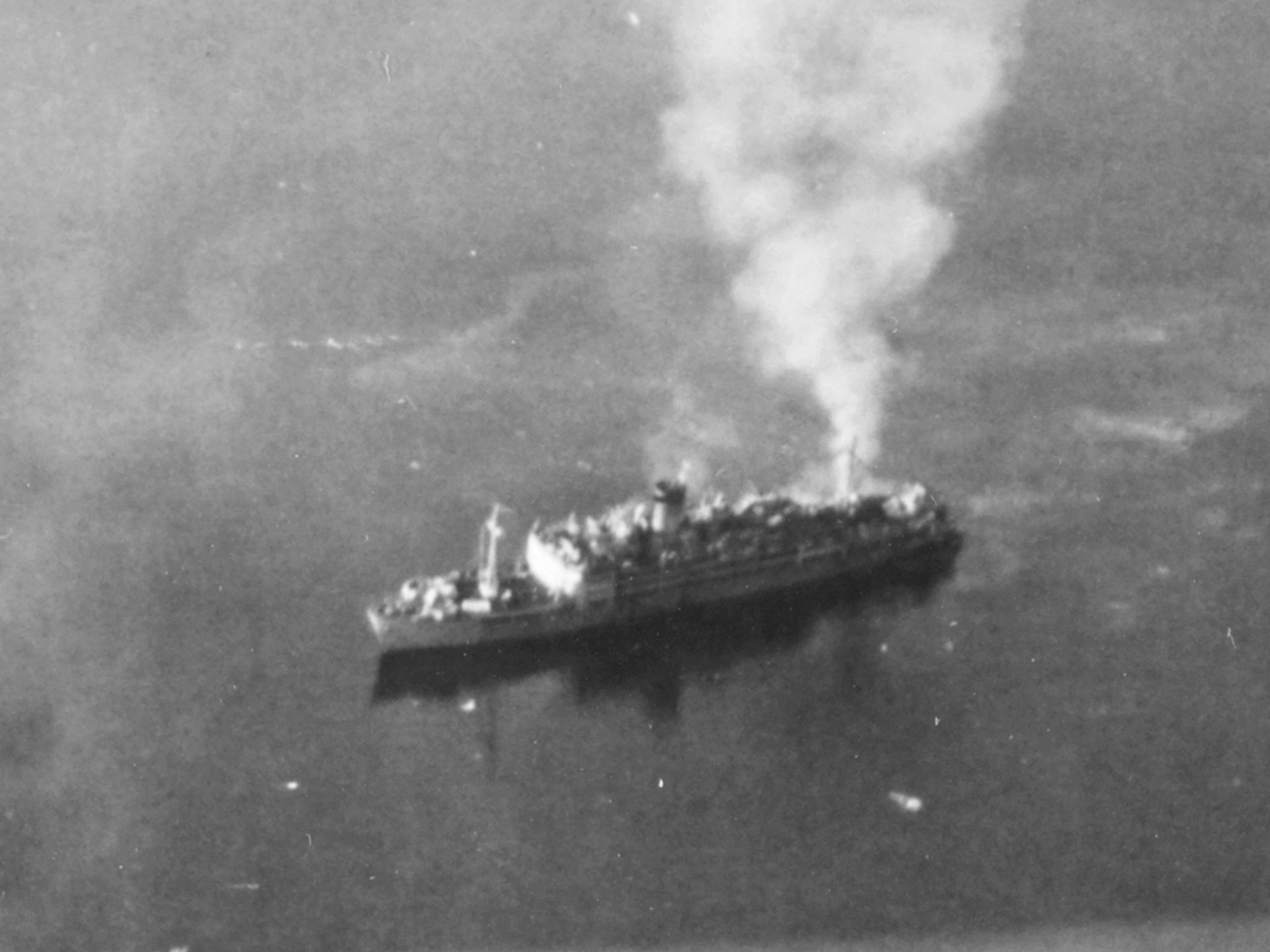 Lotnicze zdjęcie Ōryoku Maru - jednego z japońskich "piekielnych statków"