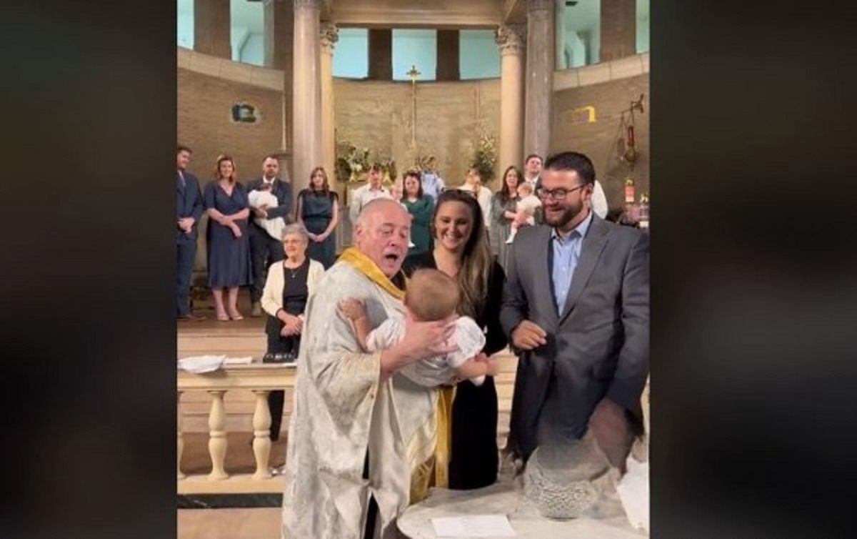 Nagranie z chrztu hitem. Cały kościół się śmiał