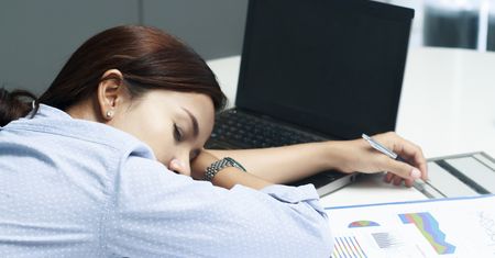 Modafinil – charakterystyka, „doping” dla mózgu, zastosowanie pozalecznicze, skutki uboczne