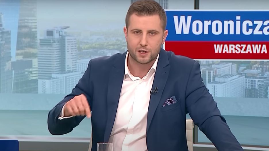 Miłosz Kłeczek jest gospodarzem programu "Woronicza 17"