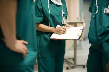 Nietrzeźwy lekarz na dyżurze. Pod wpływem zbadał 11 osób