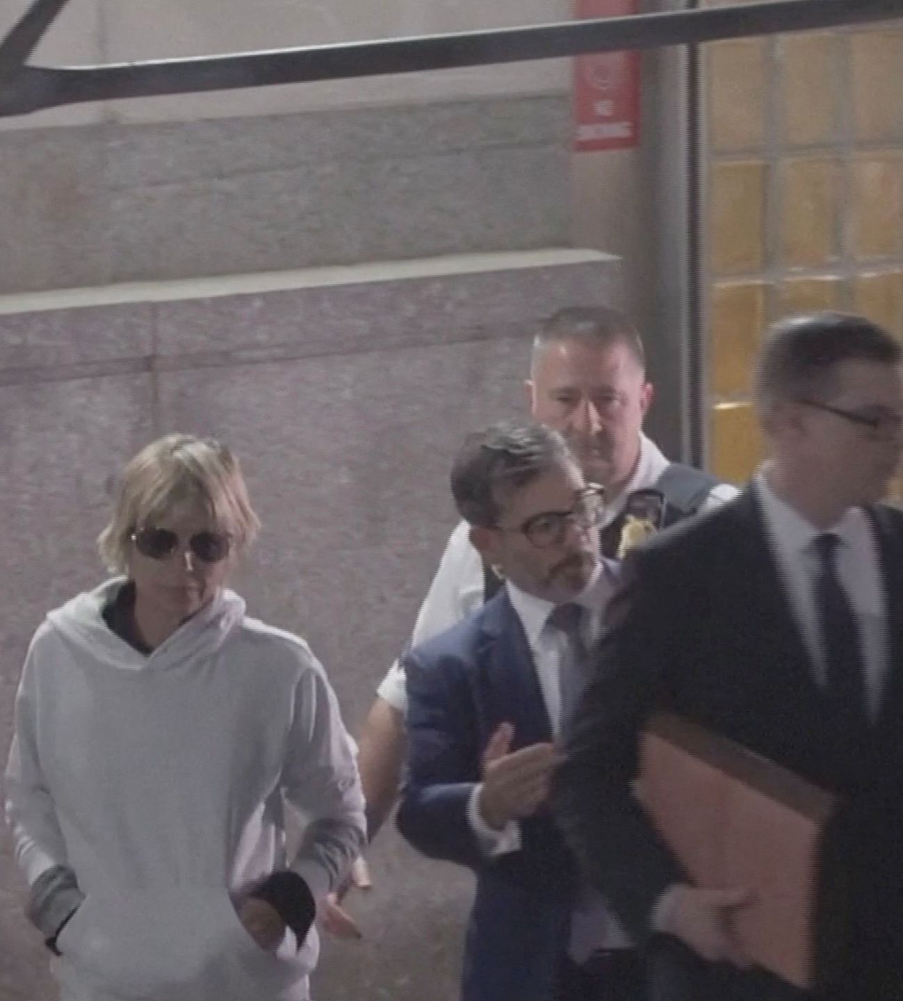 Selma Blair z nietęgą miną opuszcza sąd po aferze w samolocie 