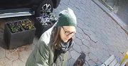 Warszawa: Porzuciła psa pod kliniką weterynaryjną. Policja poszukuje tej kobiety