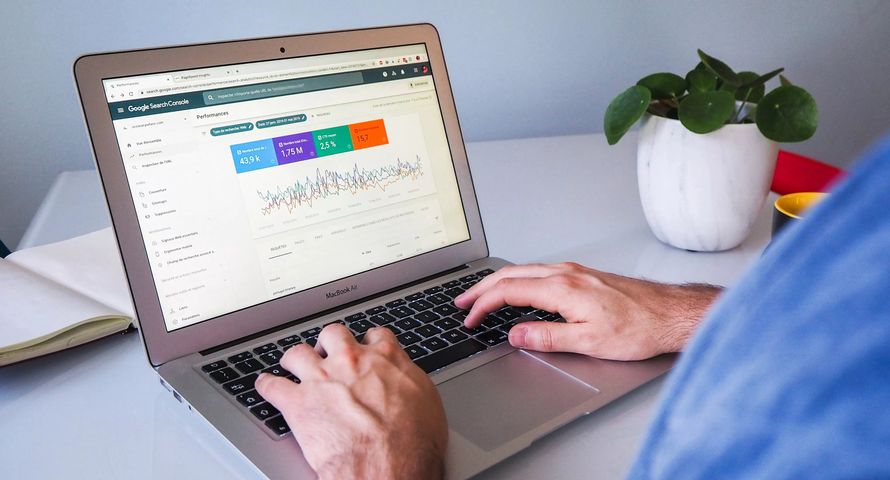 Pokazano nowe dane, jak AI od Google zabiera ruch wydawcom. "Najgorsze tygodnie były brutalne"