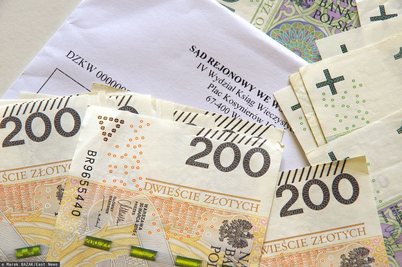 Na wpis do księgi czekają nawet rok. Minister na pomoc wysyła notariuszy