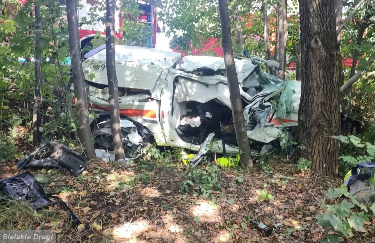 Dramatyczny wypadek. Auto terenowe doszczętnie zmiażdżone