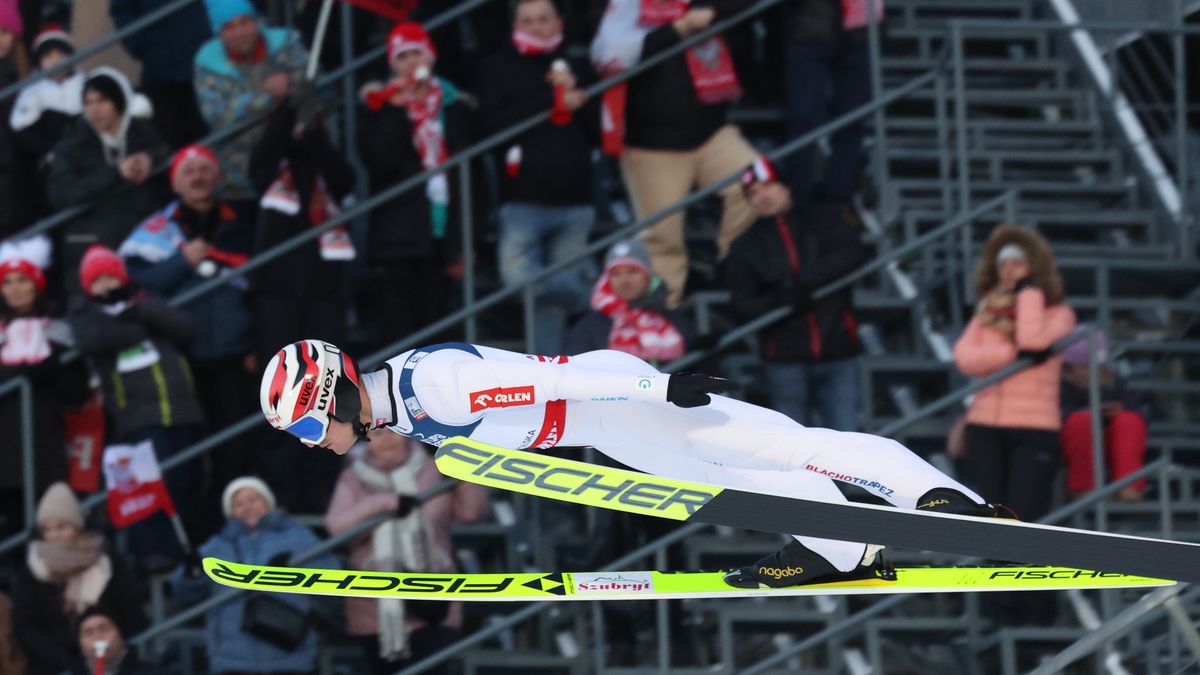 Zakopane, 21.01.2024. Polak Andrzej Stękała podczas zawodów Pucharu Świata w skokach narciarskich, 21 bm. w Zakopanem. (js) PAP/Grzegorz Momot