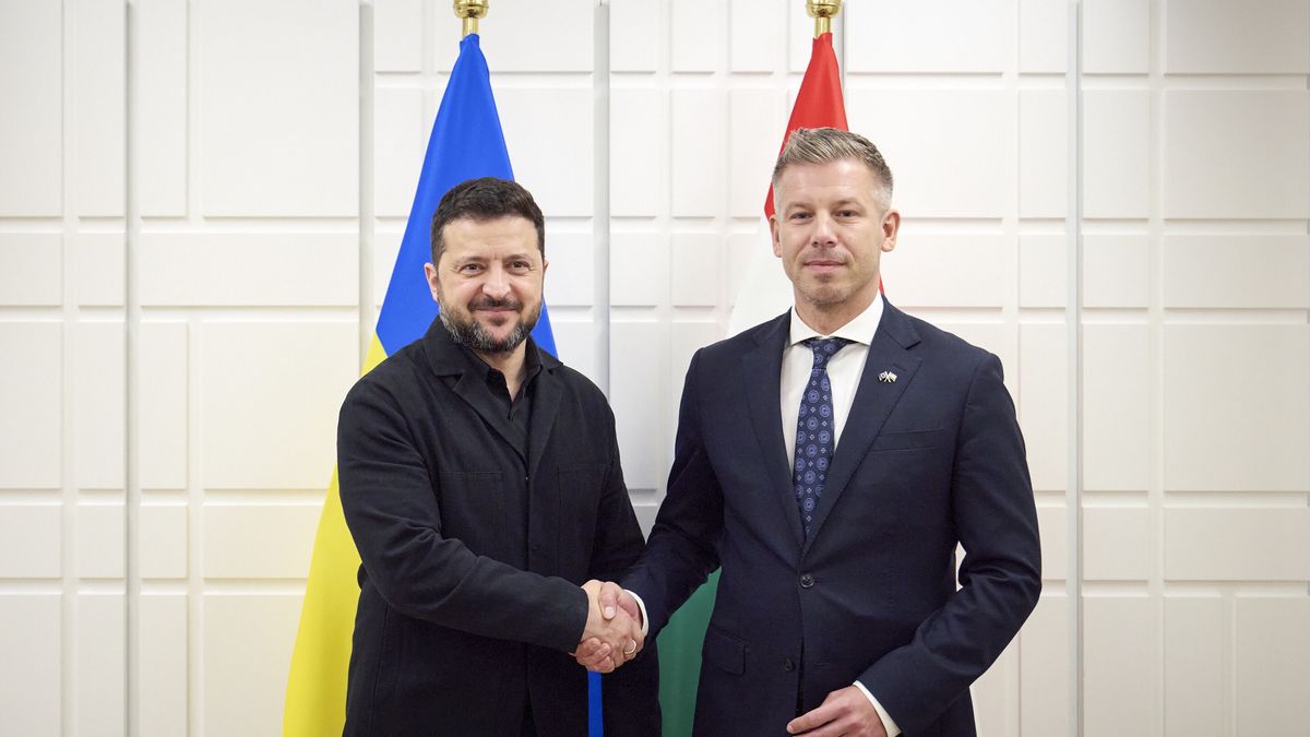 A handout picture made available by the Presidential Press Service shows Hungarian Prime Minister Peter Magyar (R) and Ukraine's President Volodymyr Zelensky (L) meeting on the second day of a European Council summit in Brussels, Belgium, 16 October 2026. Zelensky is in Brussels to hold a series of bilateral talks with European leaders and attend a two-day EU summit on 15 and 16 October. EPA/PRESIDENTIAL PRESS SERVICE / HANDOUT HANDOUT EDITORIAL USE ONLY/NO SALES Dostawca: PAP/EPA.