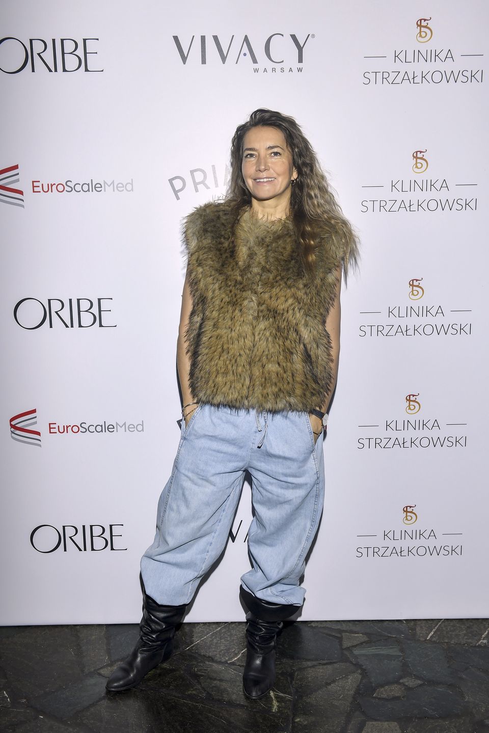 Kamilla Baar w szerokich jeansach