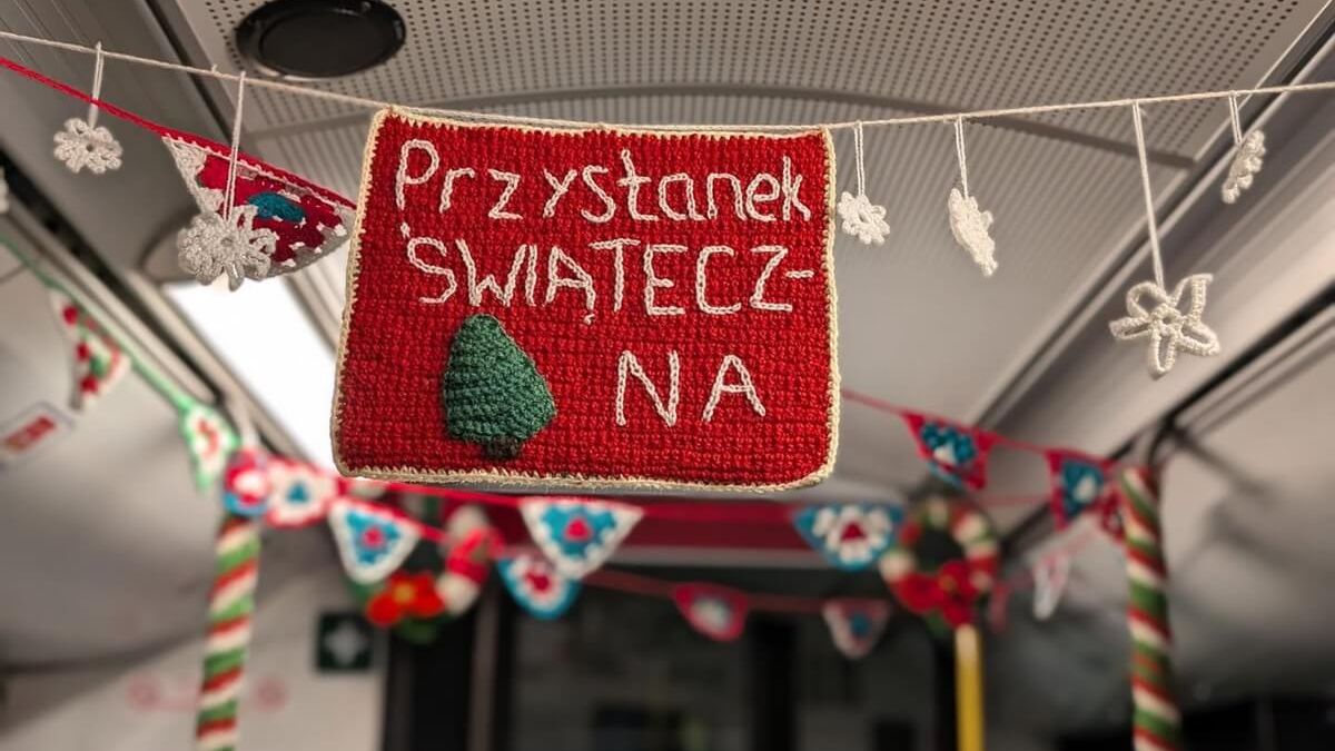 Świąteczne dekoracje z włóczki w trolejbusie MPK Lublin