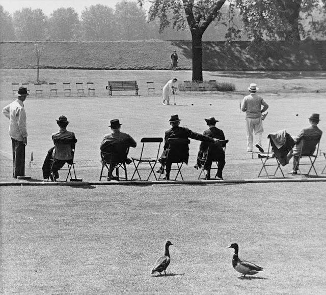 Mocne, czarno-białe fotografie uliczne z Londynu lat 30. i 40. 12