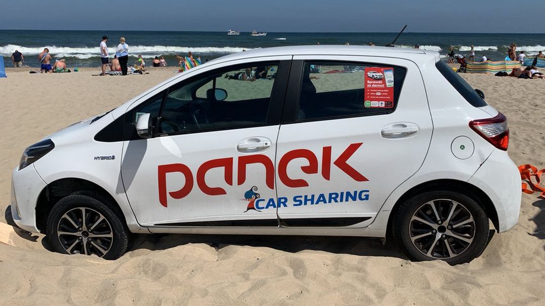 Wjechał wynajętym samochodem na plażę