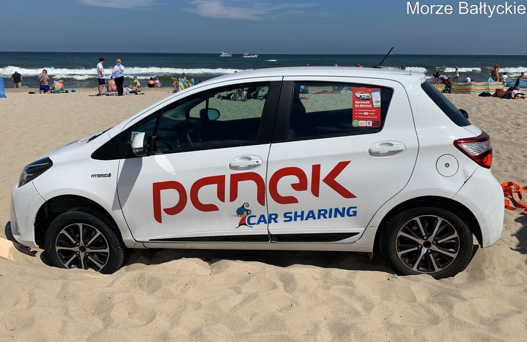 Zdjęcie z polskiej plaży. Kierowca auta w popłochu brał nogi za pas