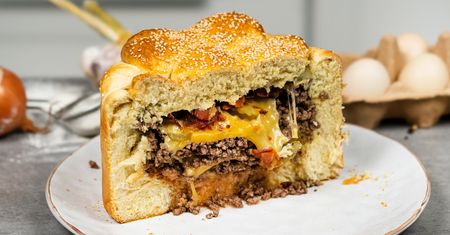 Cheeseburger XXL to spełnienie marzeń fanów fast foodów. Na sam widok ślinianki zaczynają pracować