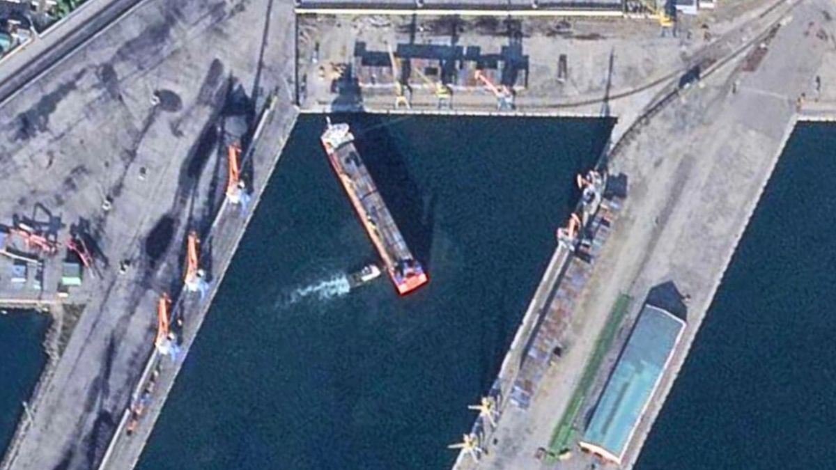 Rosyjski kontenerowiec Angara w porcie w Korei Północnej