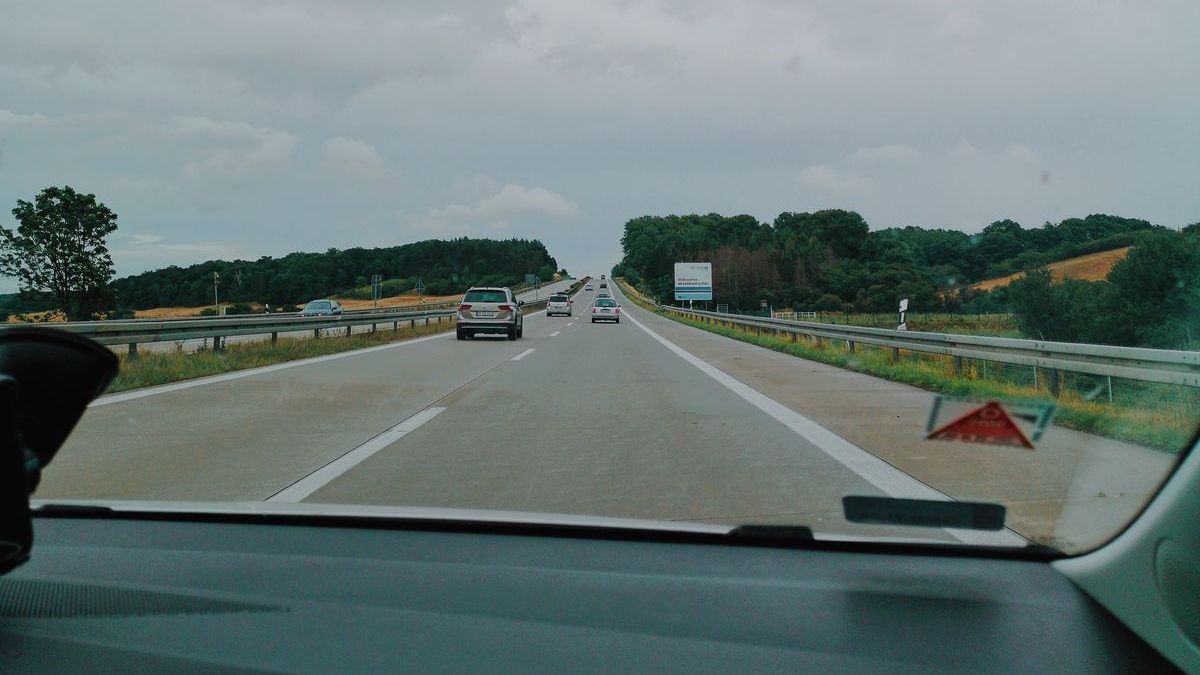 W dobie pandemii wielu turystów stawia głównie na transport samochodowy.