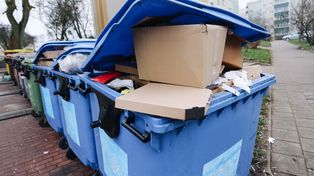 Koniec anonimowych śmieci w blokach. Polskie miasta testują cyfrowe śledzenie odpadów