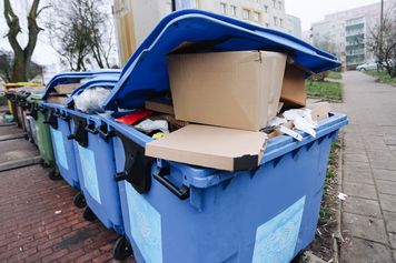 Koniec anonimowych śmieci w blokach. Polskie miasta testują cyfrowe śledzenie odpadów