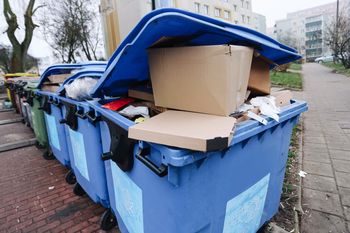 Koniec anonimowych śmieci w blokach. Polskie miasta testują cyfrowe śledzenie odpadów