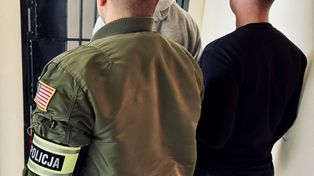 Kosakowo: Kryminalni zatrzymali 19-latka za włamanie i kradzież 11 tys. zł