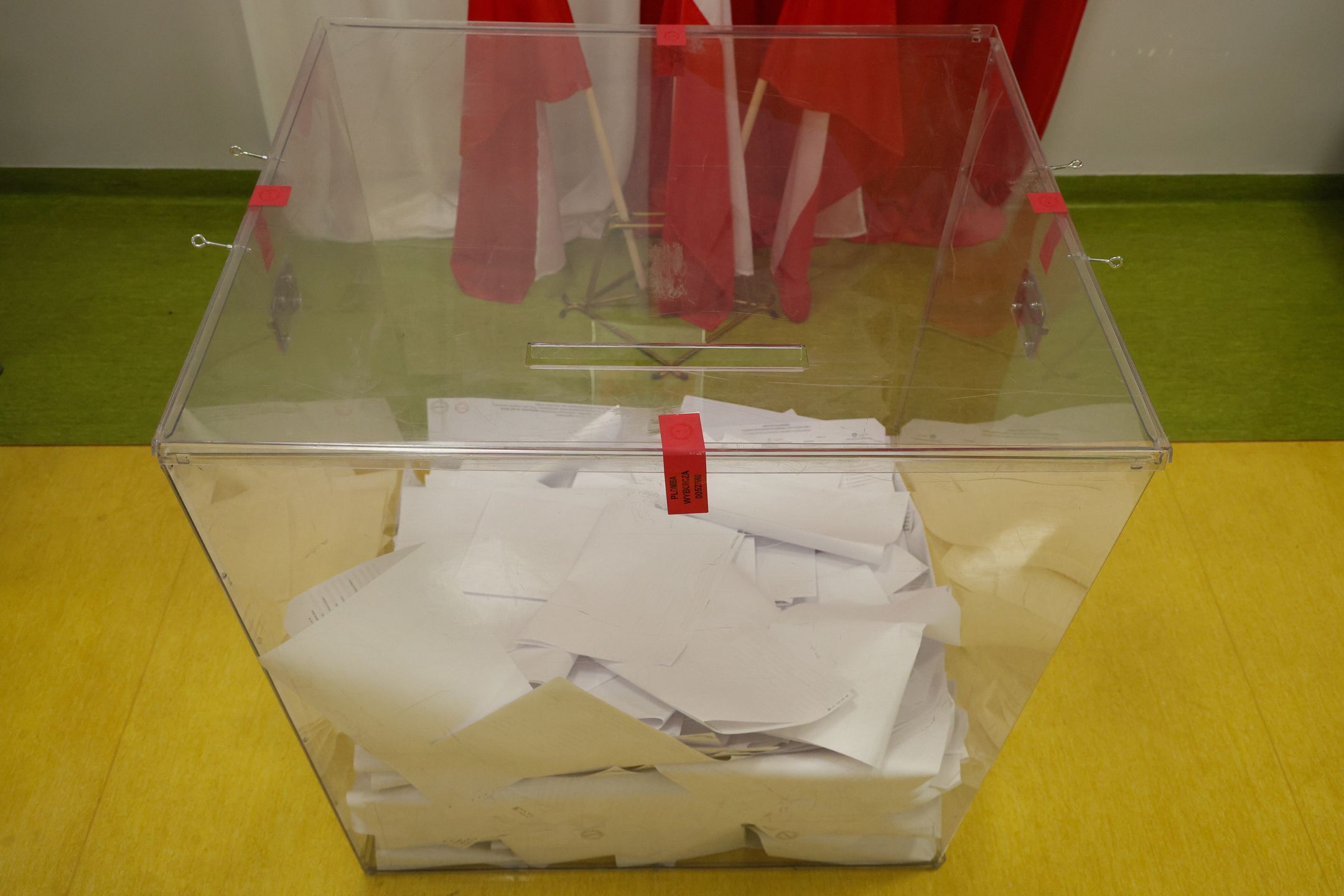 urna
Otwock, 09.06.2024. Wybory do Parlamentu Europejskiego 2024. G�osowanie w lokalu wyborczym w Otwocku, 9 bm. W Polsce trwa g�osowanie w wyborach do Parlamentu Europejskiego. Do jego zako�czenia obowi�zuje cisza wyborcza. (mr) PAP/Pawe� Supernak
Pawe� Supernak
eurowybory, g�osowanie, g�osy, lokal wyborczy, parlamentu europejskiego, urna, wyborcza, wybory, w otwocku